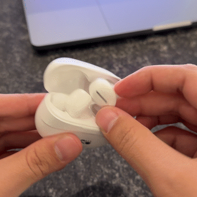 Wireless white Audifonos Bluetooth IN-Ear earbuds with charging case and USB-C quick charge.